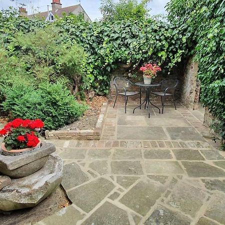 Beautiful 1 Bedroom Cottage With Courtyard. Deal Bagian luar foto