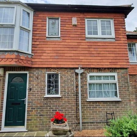 Beautiful 1 Bedroom Cottage With Courtyard. Deal Bagian luar foto