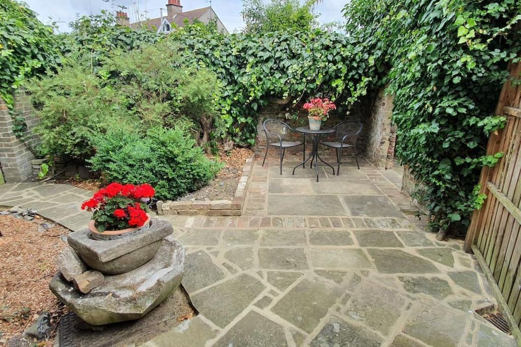 Beautiful 1 Bedroom Cottage With Courtyard. Deal Bagian luar foto