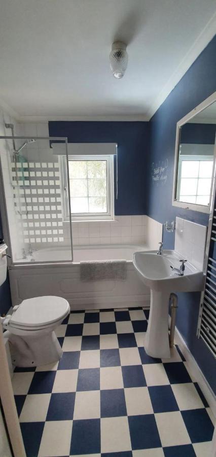 Beautiful 1 Bedroom Cottage With Courtyard. Deal Bagian luar foto