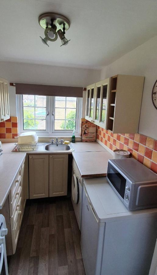 Beautiful 1 Bedroom Cottage With Courtyard. Deal Bagian luar foto