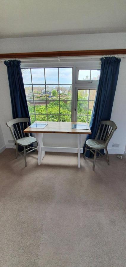 Beautiful 1 Bedroom Cottage With Courtyard. Deal Bagian luar foto