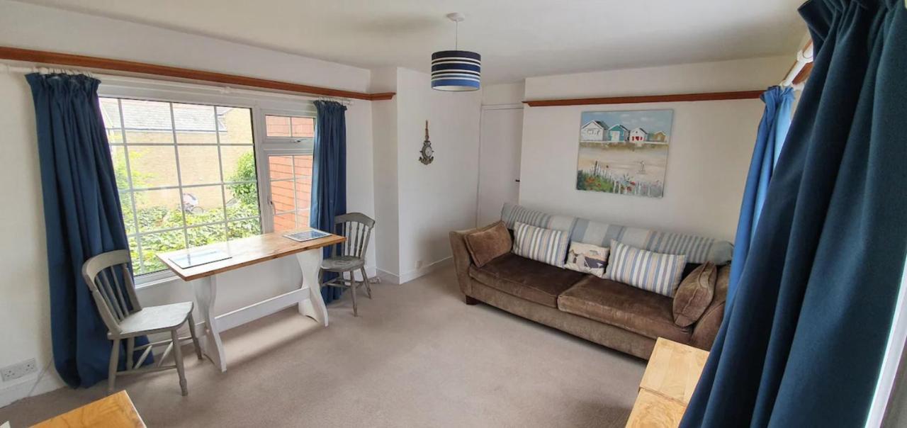Beautiful 1 Bedroom Cottage With Courtyard. Deal Bagian luar foto
