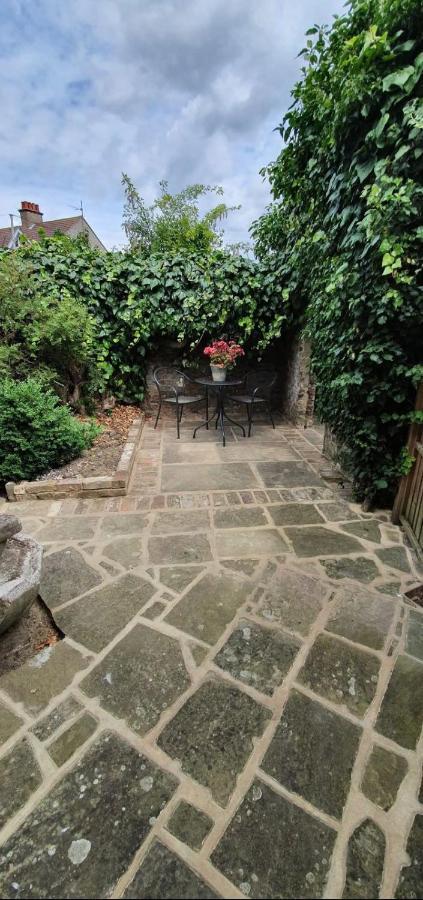 Beautiful 1 Bedroom Cottage With Courtyard. Deal Bagian luar foto