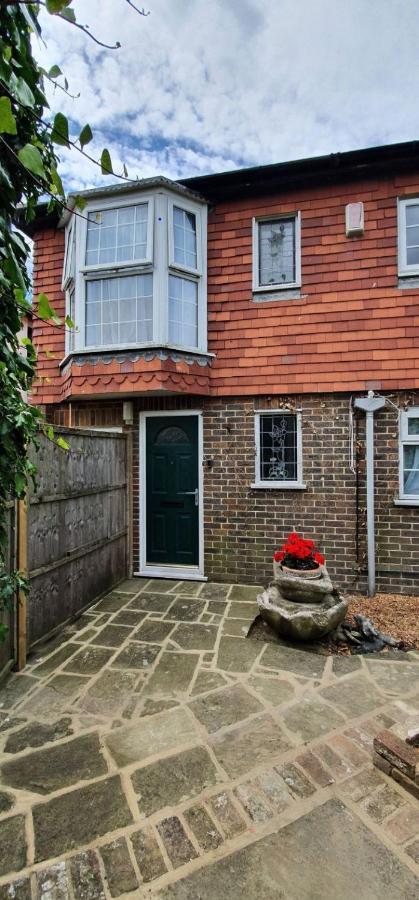 Beautiful 1 Bedroom Cottage With Courtyard. Deal Bagian luar foto