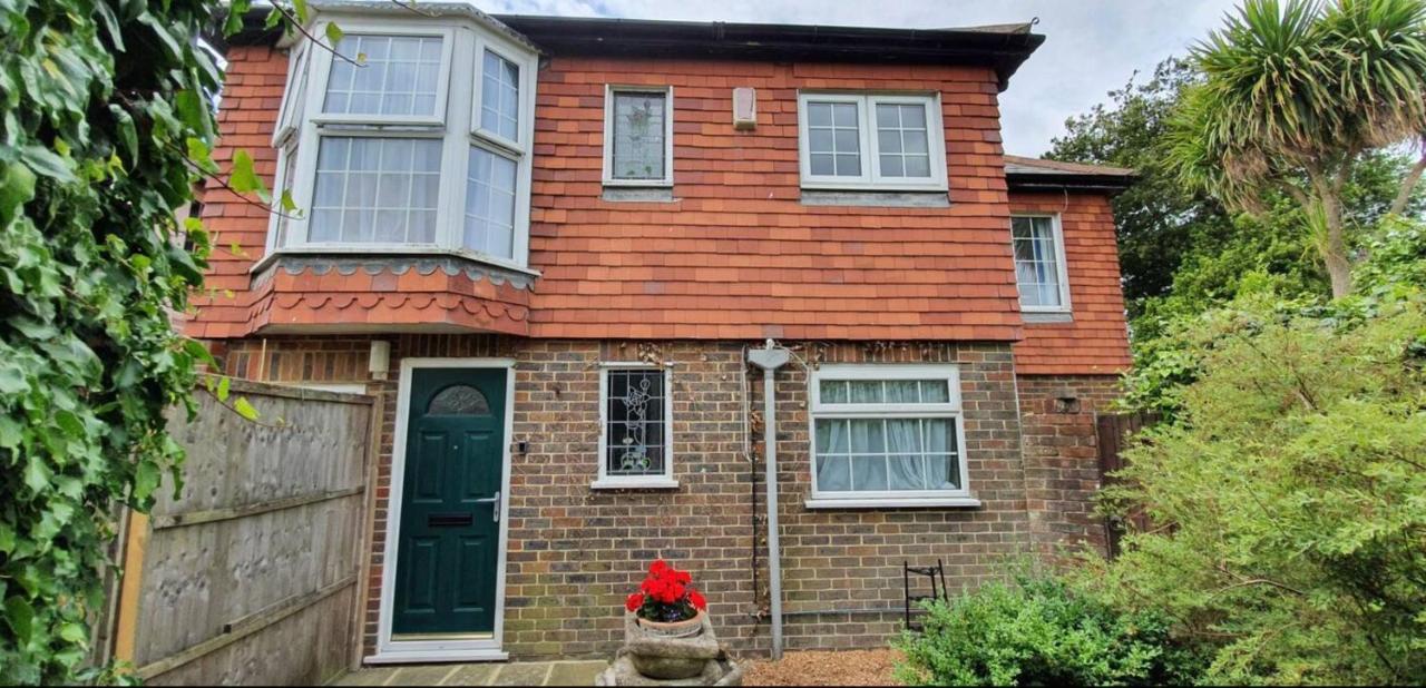 Beautiful 1 Bedroom Cottage With Courtyard. Deal Bagian luar foto