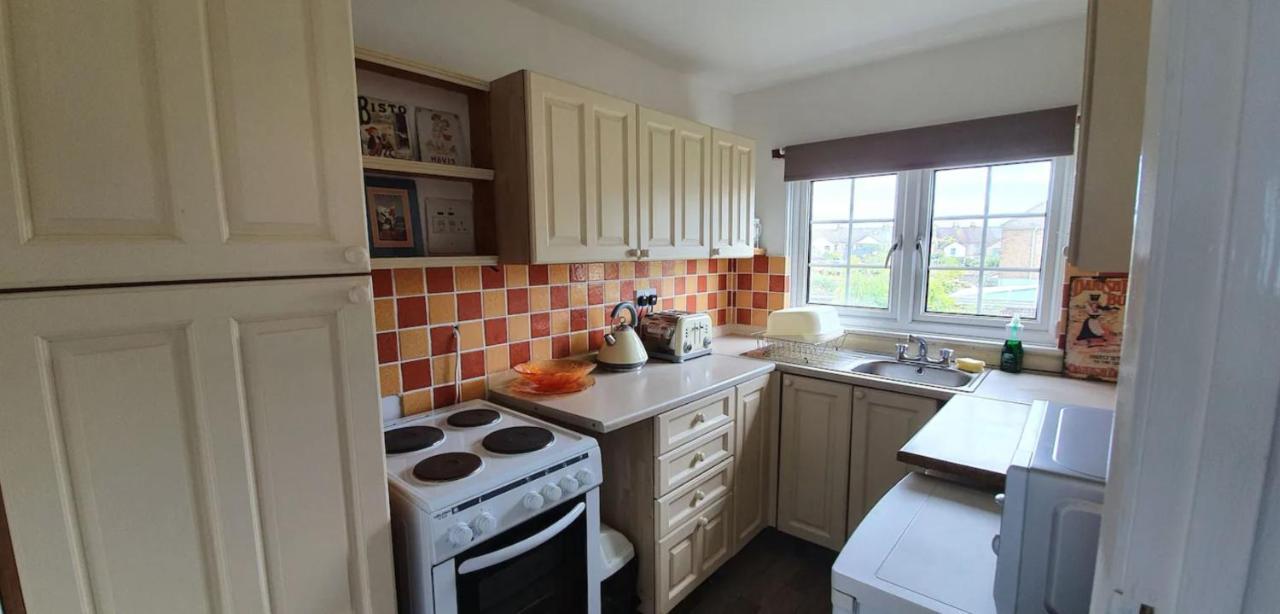 Beautiful 1 Bedroom Cottage With Courtyard. Deal Bagian luar foto