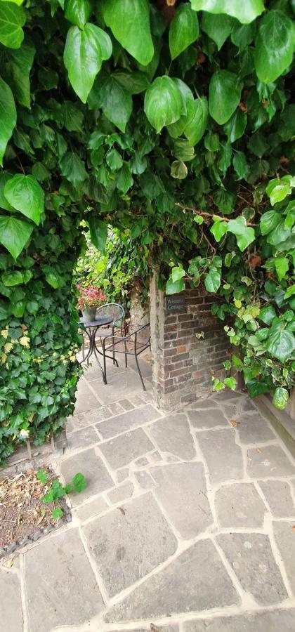 Beautiful 1 Bedroom Cottage With Courtyard. Deal Bagian luar foto