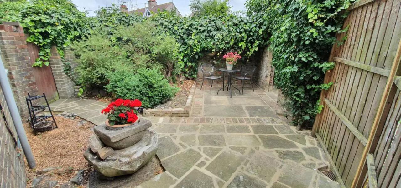 Beautiful 1 Bedroom Cottage With Courtyard. Deal Bagian luar foto
